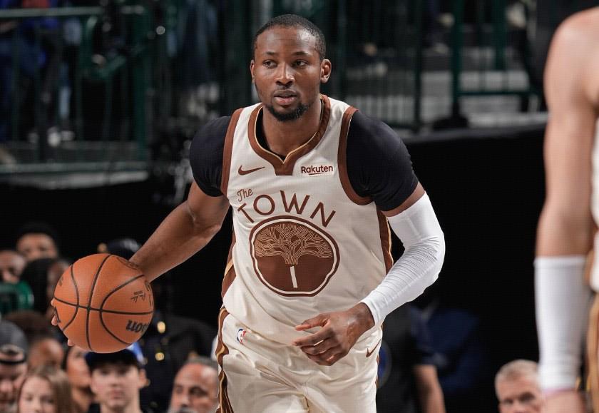 官方：库明加左膝受伤，提前退出对阵独行侠的比赛